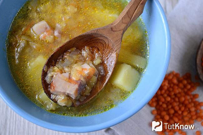 Чечевичный суп с копченой курицей