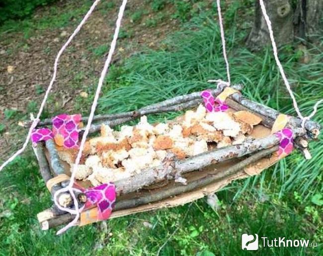 Оригинальная кормушка из палочек