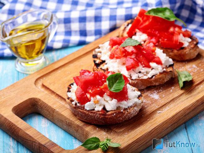Брускетта с помидорами и сыром