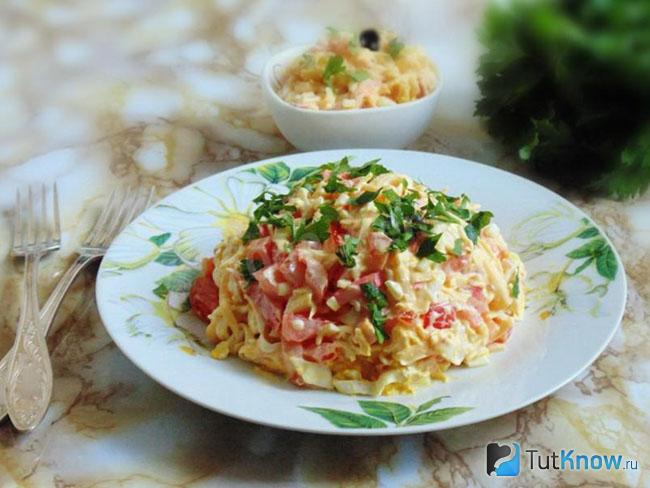 Салат с помидорами, сыром и яйцами