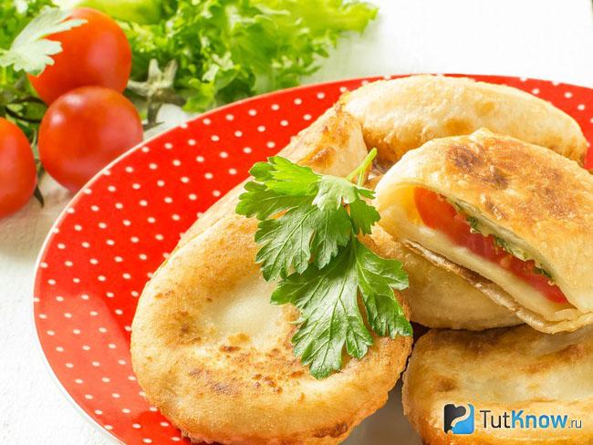 Пирожки с помидорами и сыром