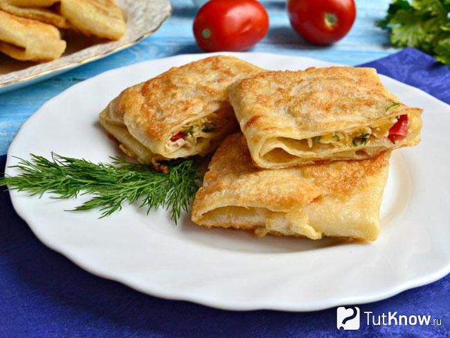 Конвертики из лаваша с сыром и помидорами