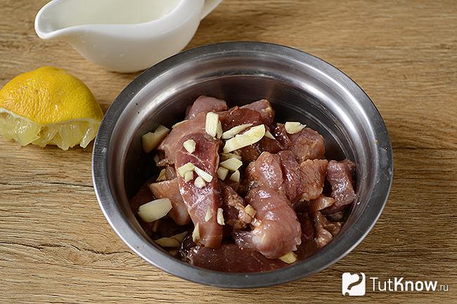 Мясо свинины с чесноком и лимонным соком