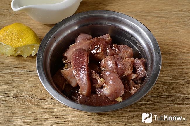 Нарезанная свинина в маринаде