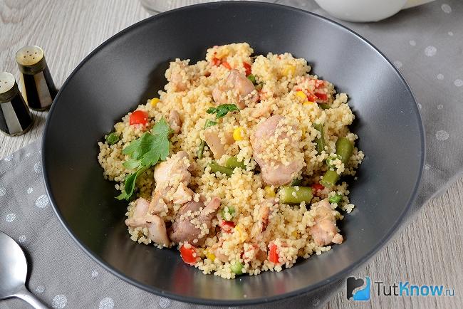 Готовый к подаче кускус с курицей и овощами