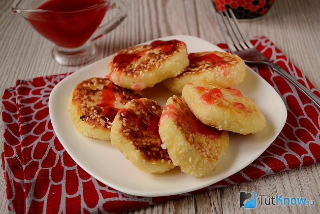 Готовые к подаче манные биточки