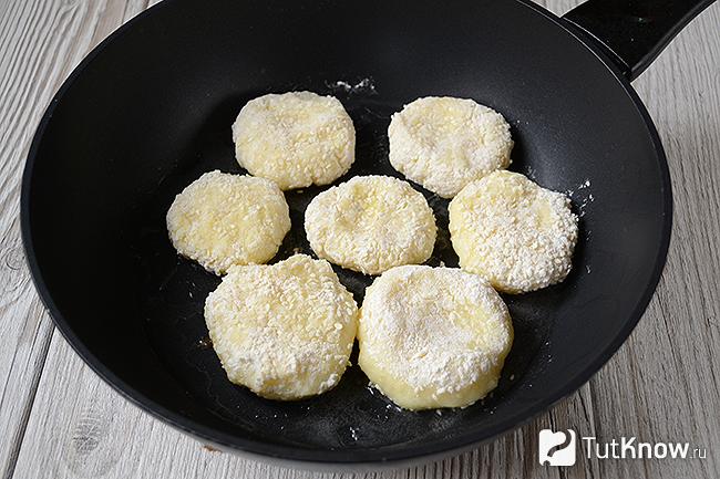 Манные биточки на сковороде