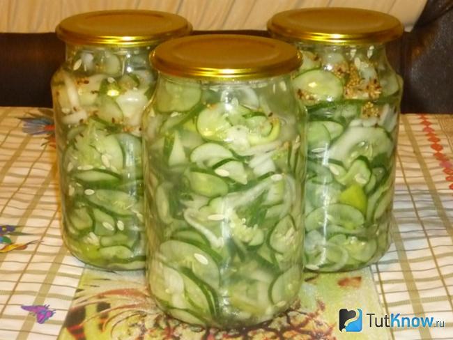 Салат из огурцов с чесноком и петрушкой