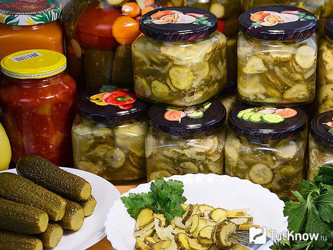 Салат из огурцов с помидорами, луком и укропом