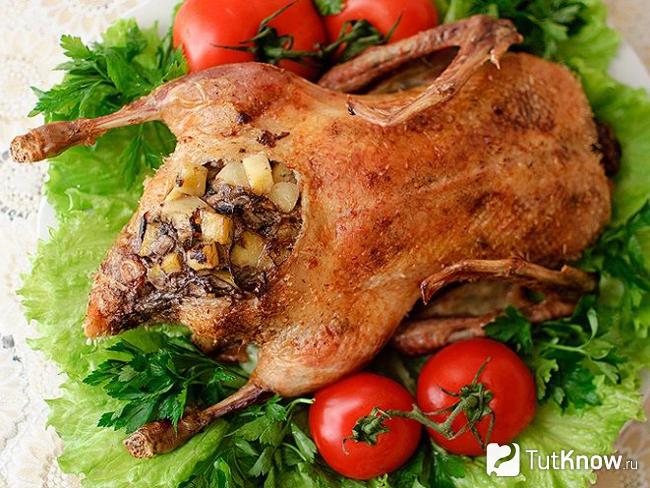 Запечённая утка в духовке с картофелем