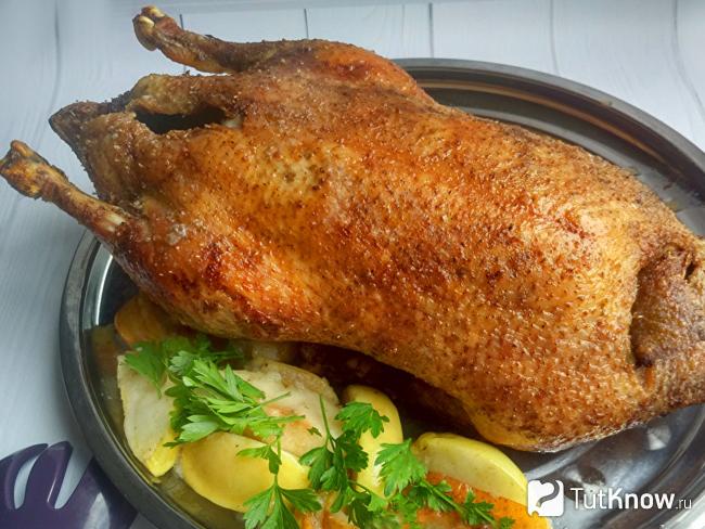 Запеченная утка с яблоками