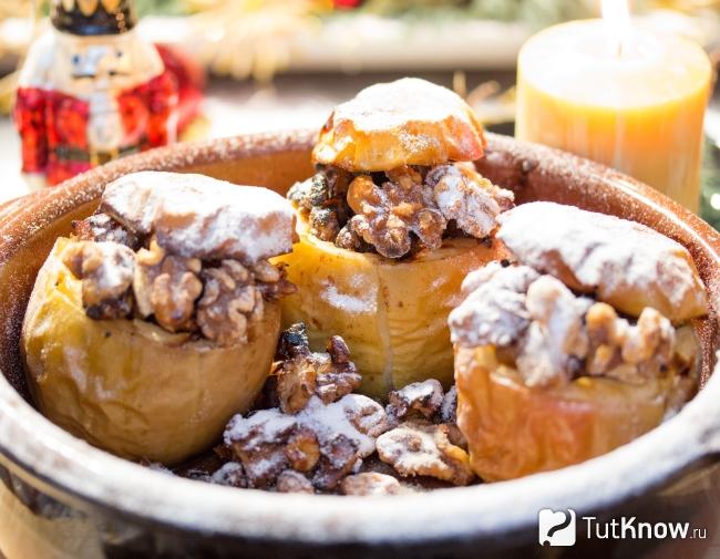 Печеные яблоки с орехами