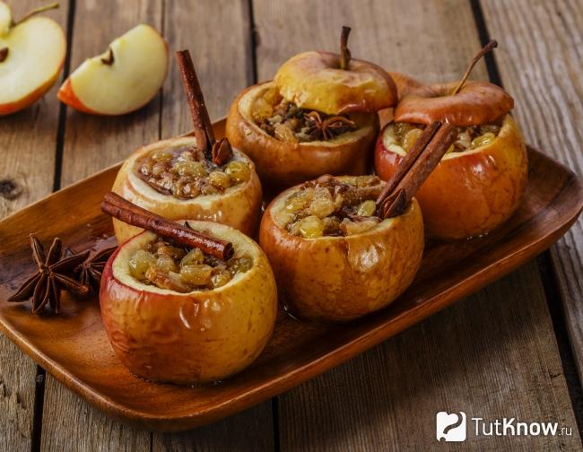 Печеные яблоки с изюмом
