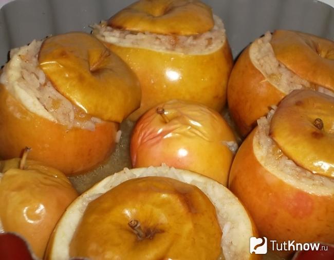 Печеные яблоки с рисом