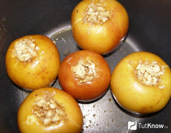 Печеные яблоки в мультиварке