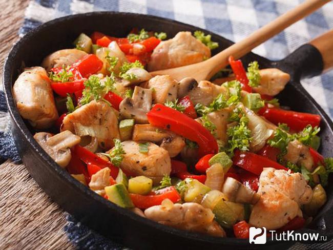 Жаркое из индейки с овощами и грибами