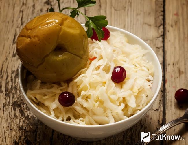 Моченое в капусте яблоко