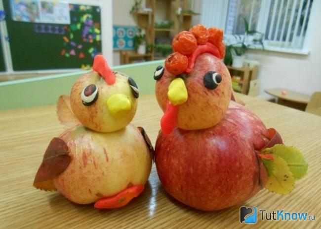Петух и курочка из съедобных материалов