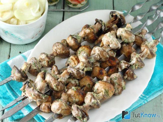 Шашлыки из шампиньонов на мангале на шампурах