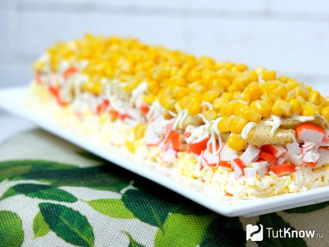 Крабовый салат с помидорами и сыром