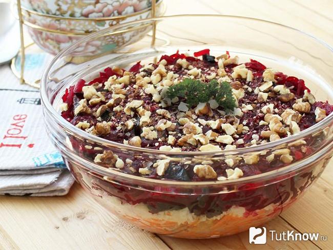 Салат с черносливом, морковью и орехами