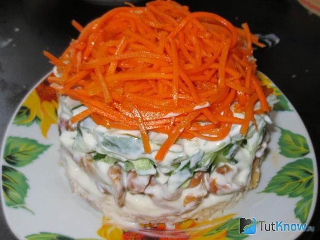 Слоёный салат с черносливом, грибами и корейской морковью