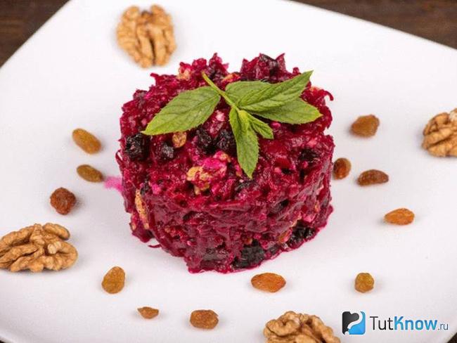 Салат с черносливом, свёклой, орехами и чесноком