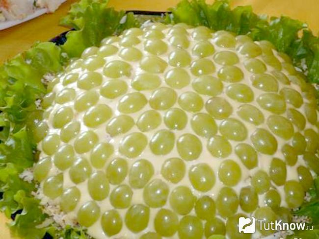 Слоёный салат с черносливом, курицей, сыром и виноградом
