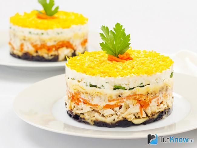 Салат с черносливом, ветчиной и зелёным горошком