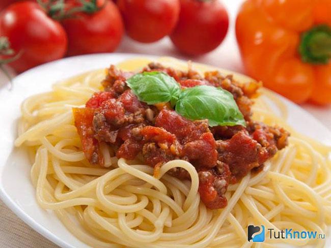 Макароны с фаршем и помидорами