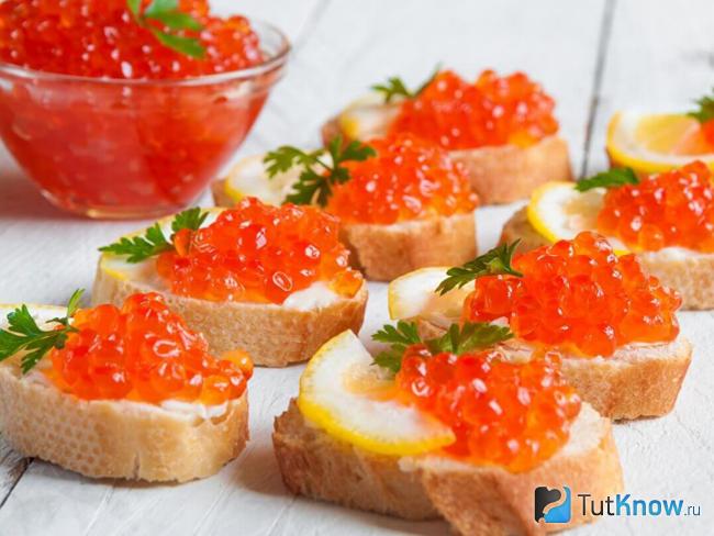 Готовые закуски с красной икрой