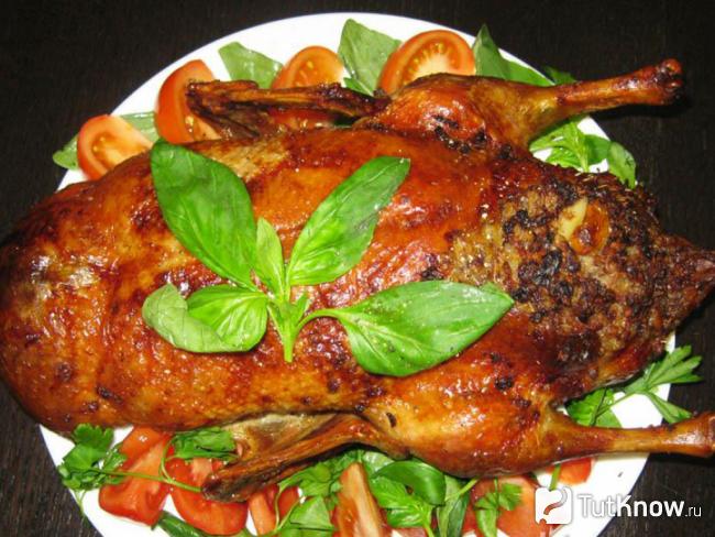 Готовая запеченная утка с хрустящей корочкой