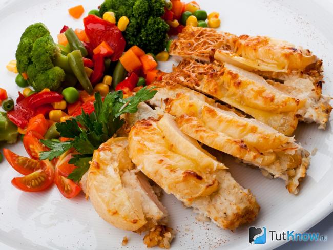 Готовая индейка с овощами.