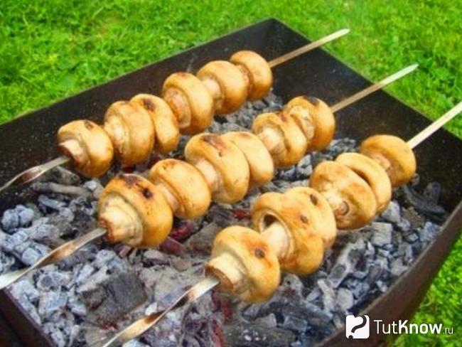 Готовые шашлыки из шампиньонов в духовке и на гриле