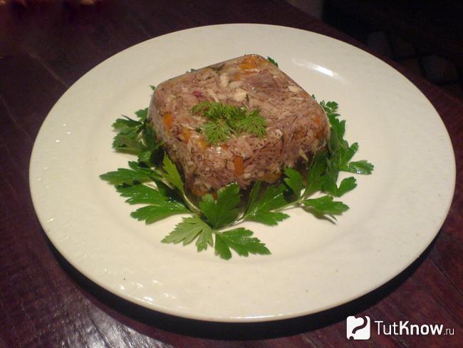 Студень из курицы с чесноком и зеленью