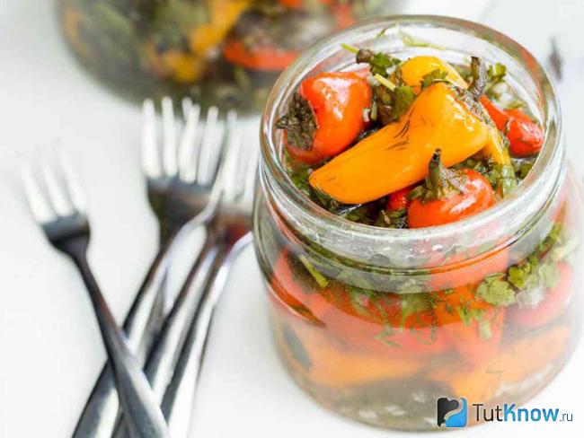 Жареный болгарский перец с луком и маслинами