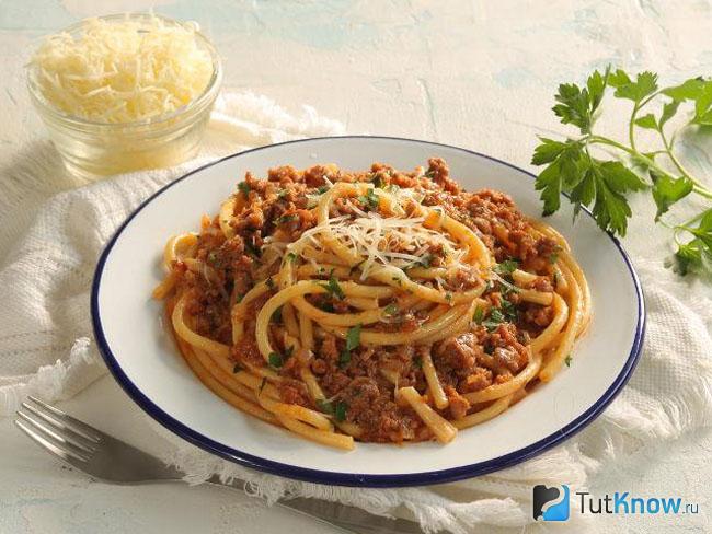 Макароны с фаршем и помидорами