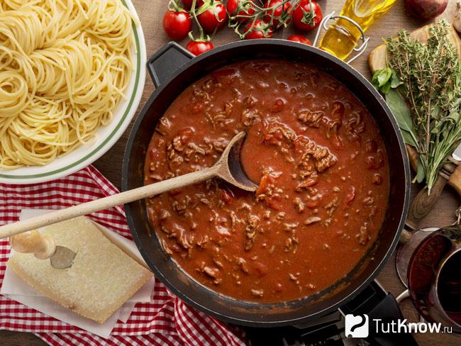 Макароны по-флотски с фаршем и помидорами