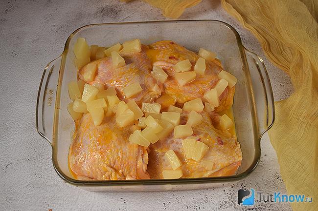 Куриные бедра с кусочками ананаса