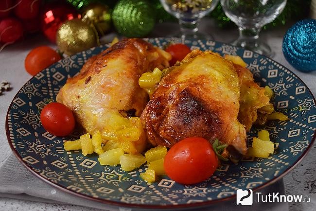 Готовые к подаче куриные бедра с ананасами