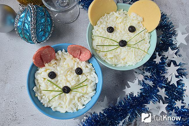 Готовый к подаче салат «Мышка» с курицей на Новый год 2020