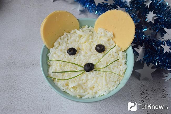 Готовый салат «Мышка» с курицей
