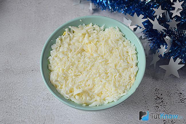 Салат «Мышка» с курицей, украшенный сыром