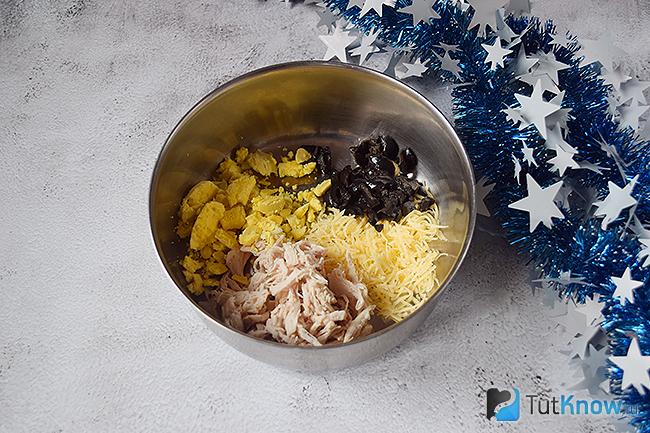 Измельченная курица, сыр и другие ингредиенты для салата