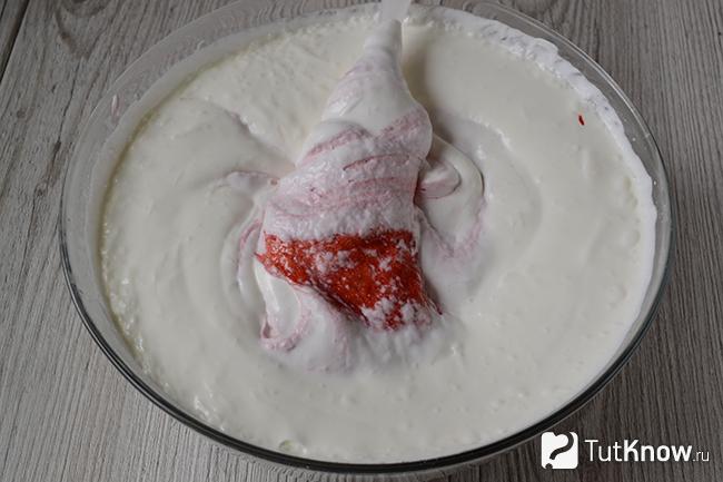 Добавление в сливки клубничного пюре