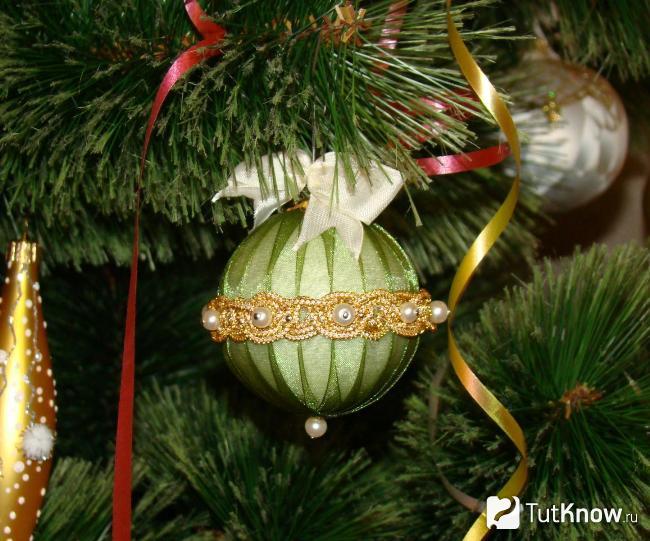 Новогодний шар из атласных лент