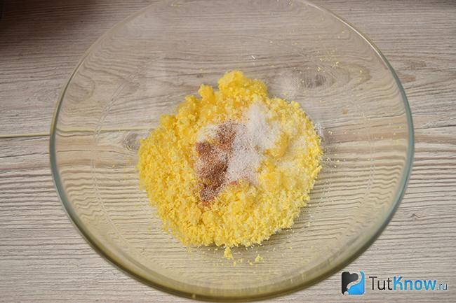 Перетертые желтки с сахаром