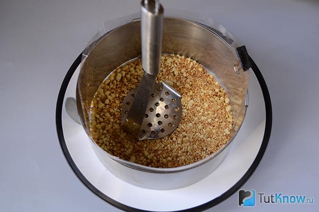 Слой крошки для торта в разъемной форме