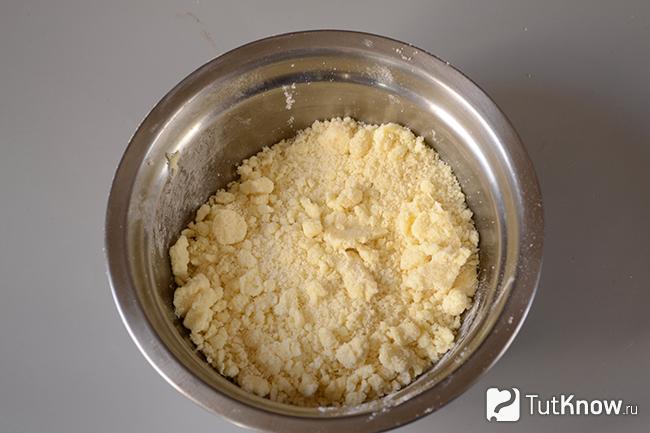 Крошка из муки и масла для торта