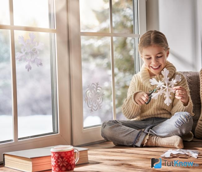 Снежинки для новогоднего декора окон